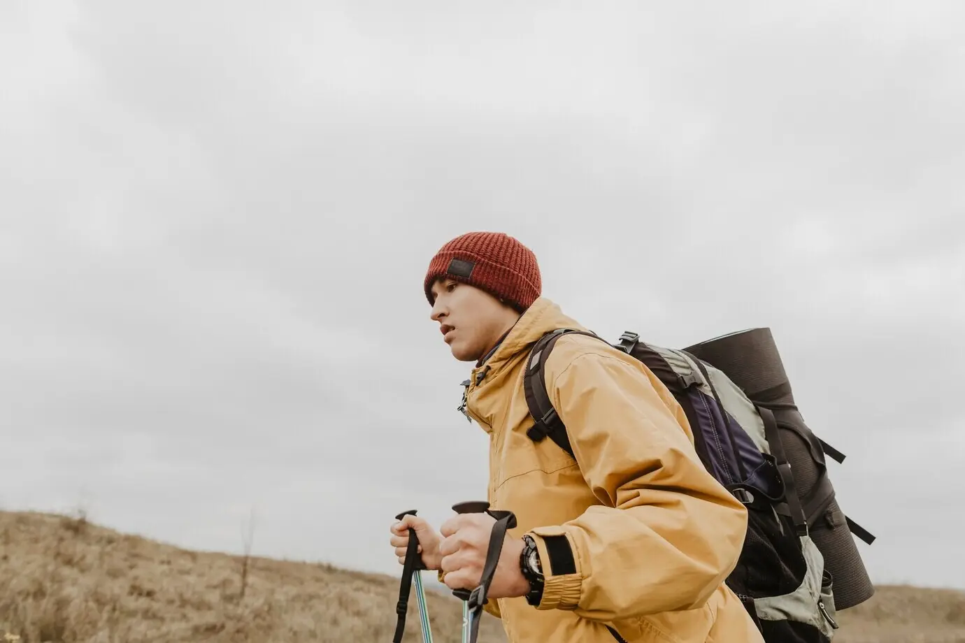 Mann in Untersicht, der die Natur erkundet.